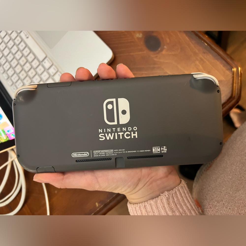 Nintendo Switch Lite - Picture 2 of 2
